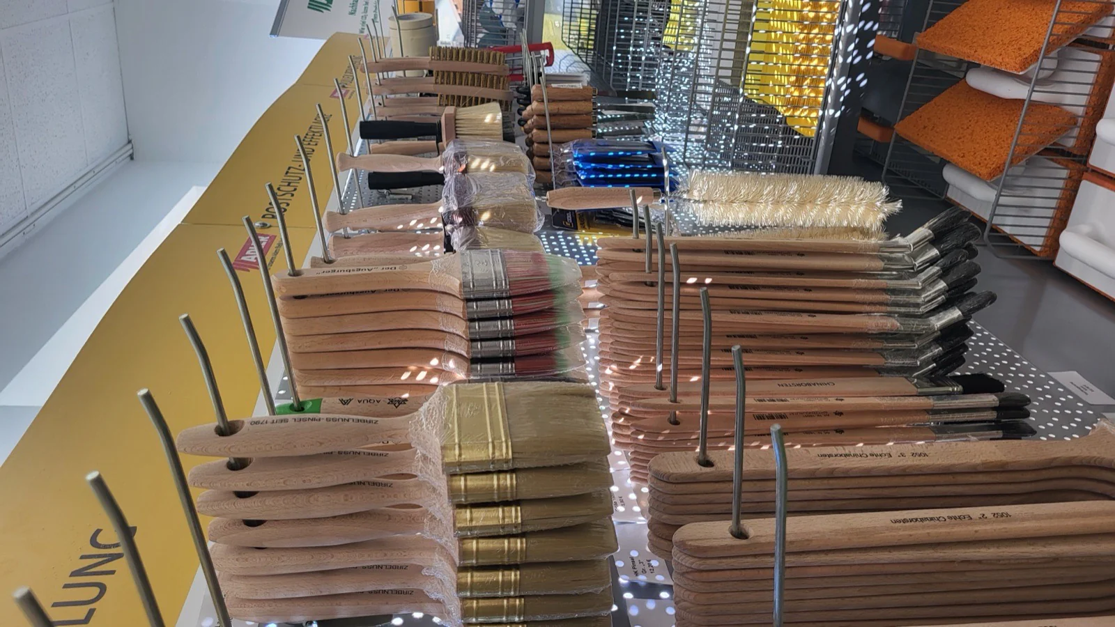Pinsel-Display im Fachhandel — verschiedene Größen und Borstenarten