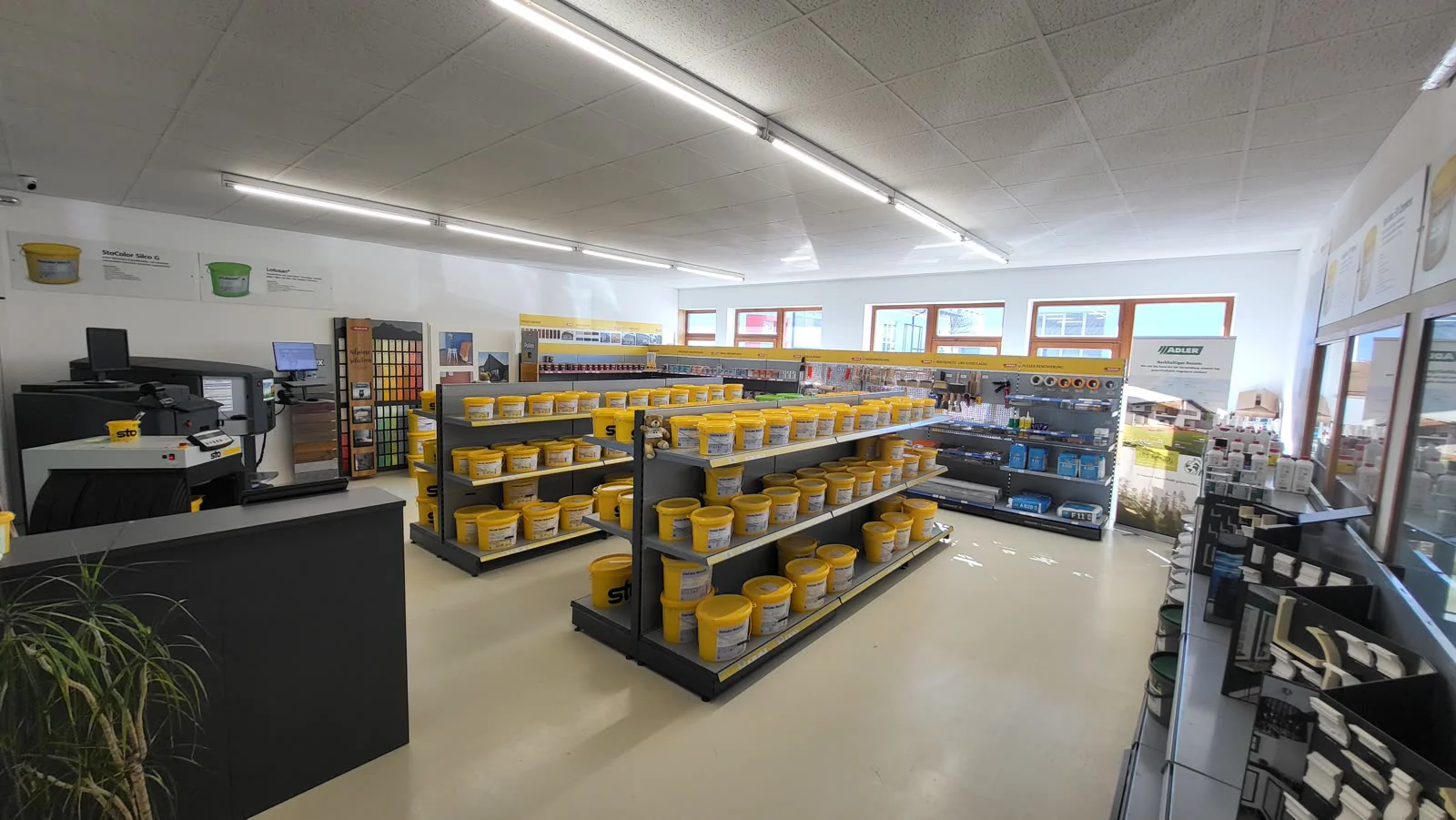 Showroom-Übersicht mit Sto-Mischmaschine und Eimer-Reihen