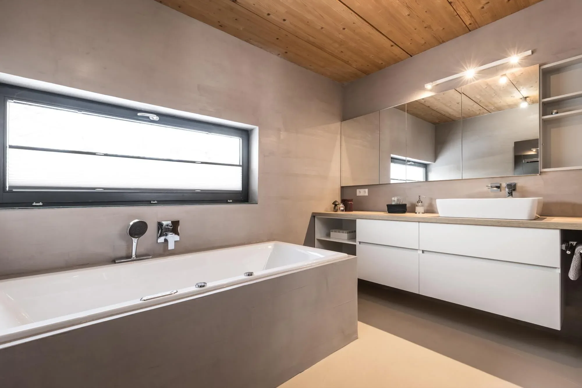 Fugenloses Bad mit Spachtelboden in Beton-Optik