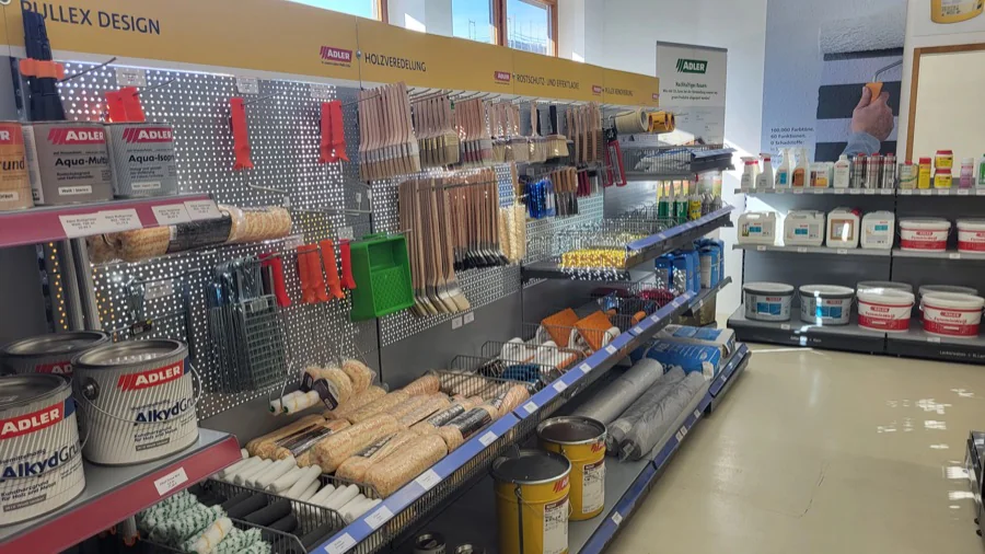 Pinsel- und Werkzeugregal im Fachhandel