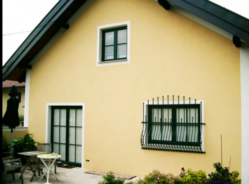 Wohnhaus nach Fassadensanierung in Gelb