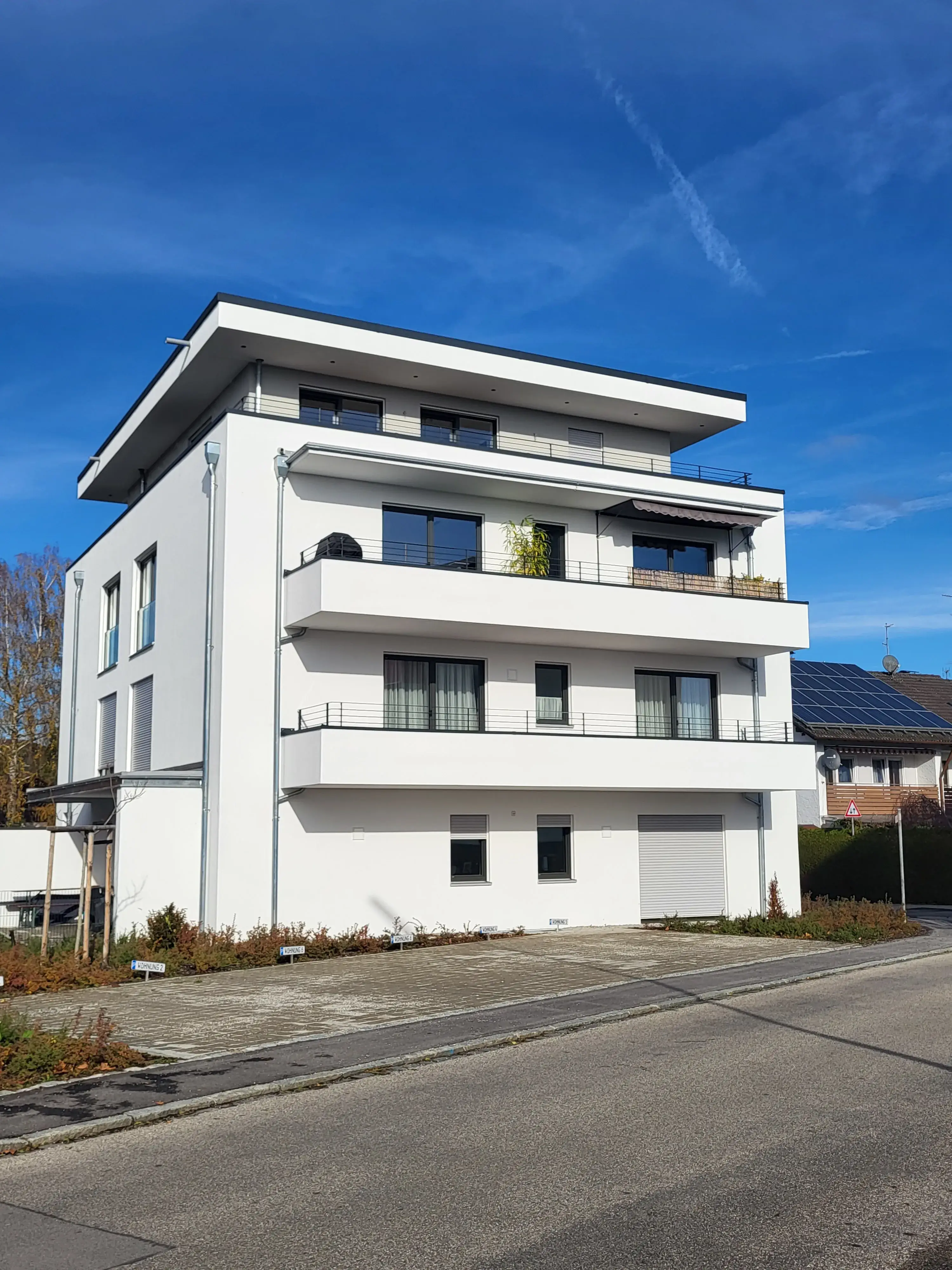 Frisch gestrichenes Einfamilienhaus weiß mit grünen Fensterläden — Komplettarbeit Maler Köck