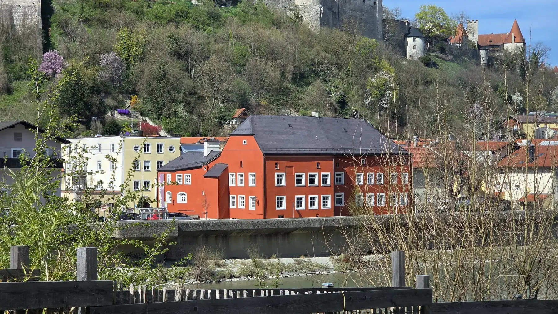 Mautnerschloss Burghausen — Fassadensanierung in Rot vor Burg