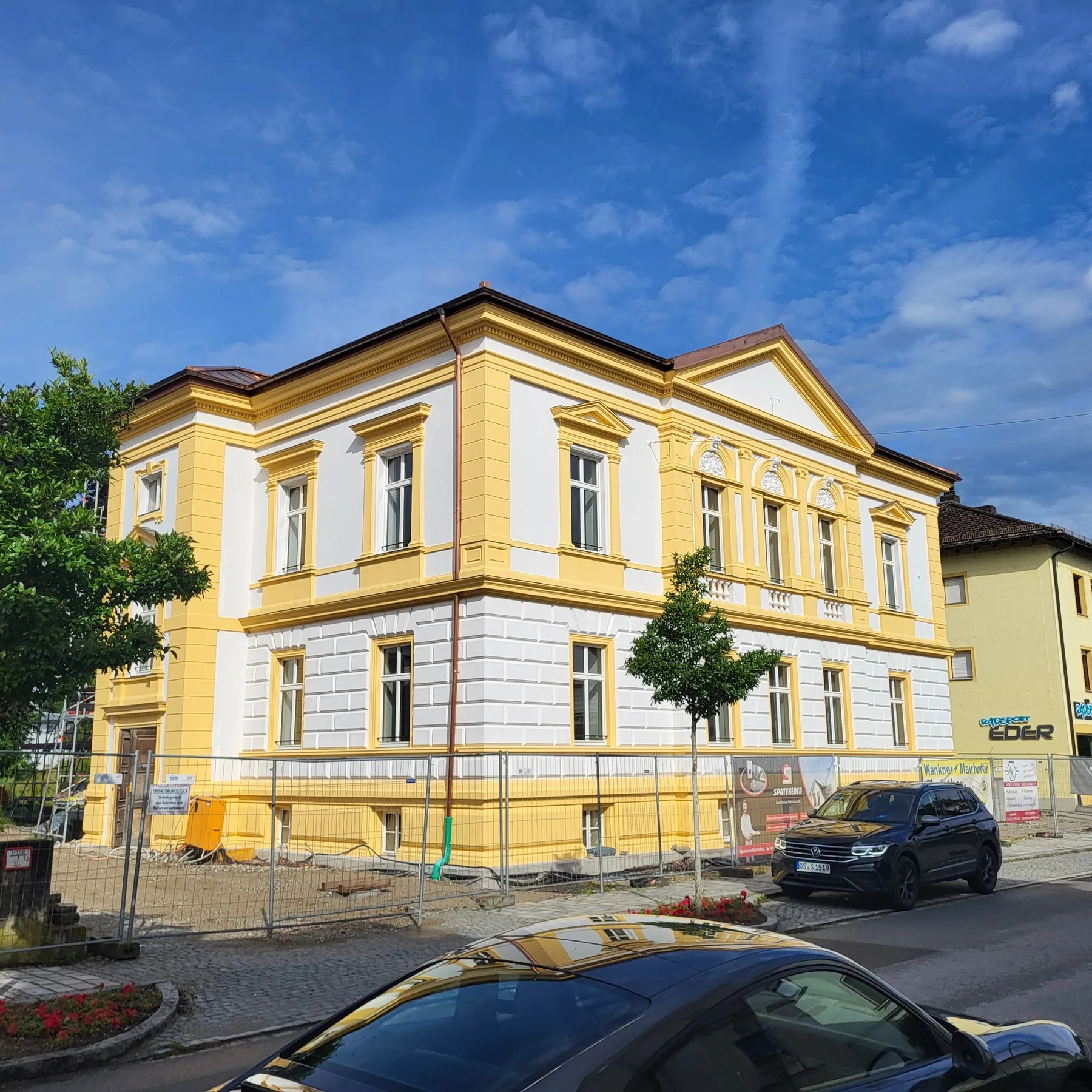 Meisinger Simbach — gelbe Jugendstilfassade nach Sanierung