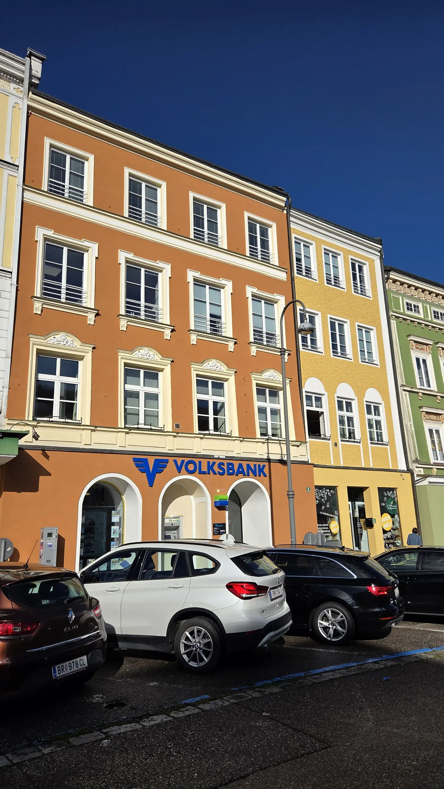 Volksbank Braunau — sanierte Jugendstilfassade in Orange