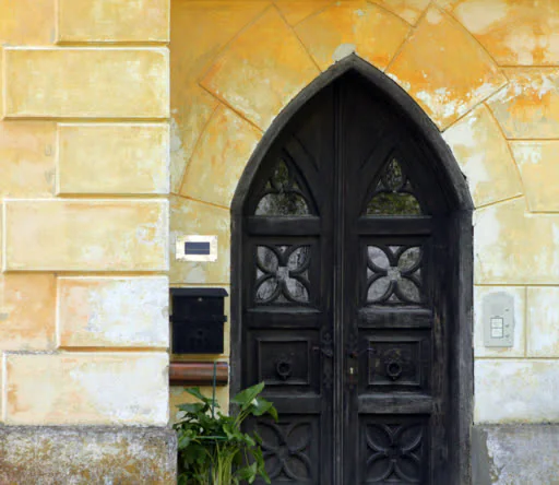 Kirchenportal im Originalzustand